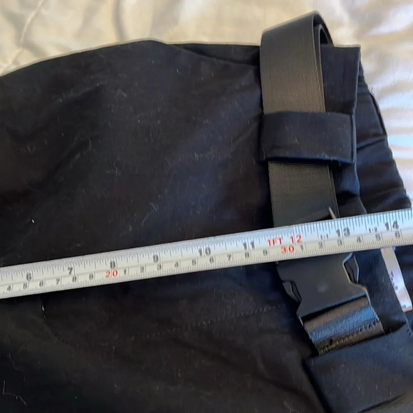 TNA Tawny
Cargo Pant,
Size Small. Black colored utility style cargos. Streetwear - Picture 14 of 16